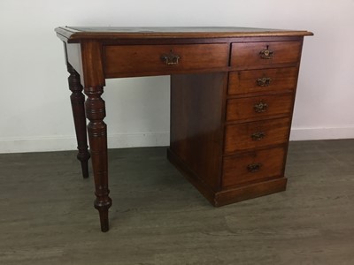 Lot 899 - A VICTORIAN MAHOGANY KNEEHOLE WRITING DESK