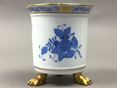 Lot 113 - A BLUE AND WHITE CYLINDRICAL VASE