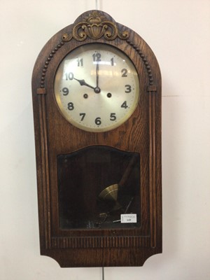 Lot 149 - AN EARLY 20TH CENTURY OAK WALL CLOCK