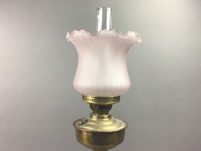 Lot 156 - A VICTORIAN GILT BRASS AND SIMULATED MARBLE CORINTHIAN OIL LAMP