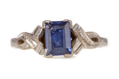 Lot 792 - SAPPHIRE RING