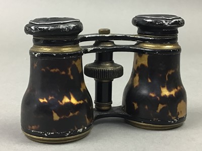 Lot 181 - A VICTORIAN SIMULATED TORTOISESHELL SET OF OPERA GLASSES