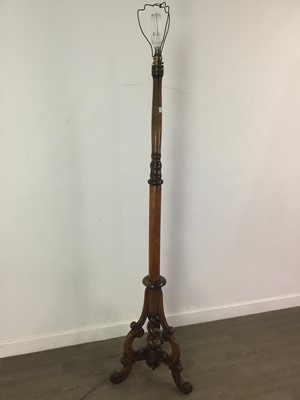 Lot 909 - A VICTORIAN MAHOGANY STANDARD LAMP