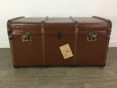 Lot 206 - AN EARLY 20TH CENTURY TRAVELLING TRUNK