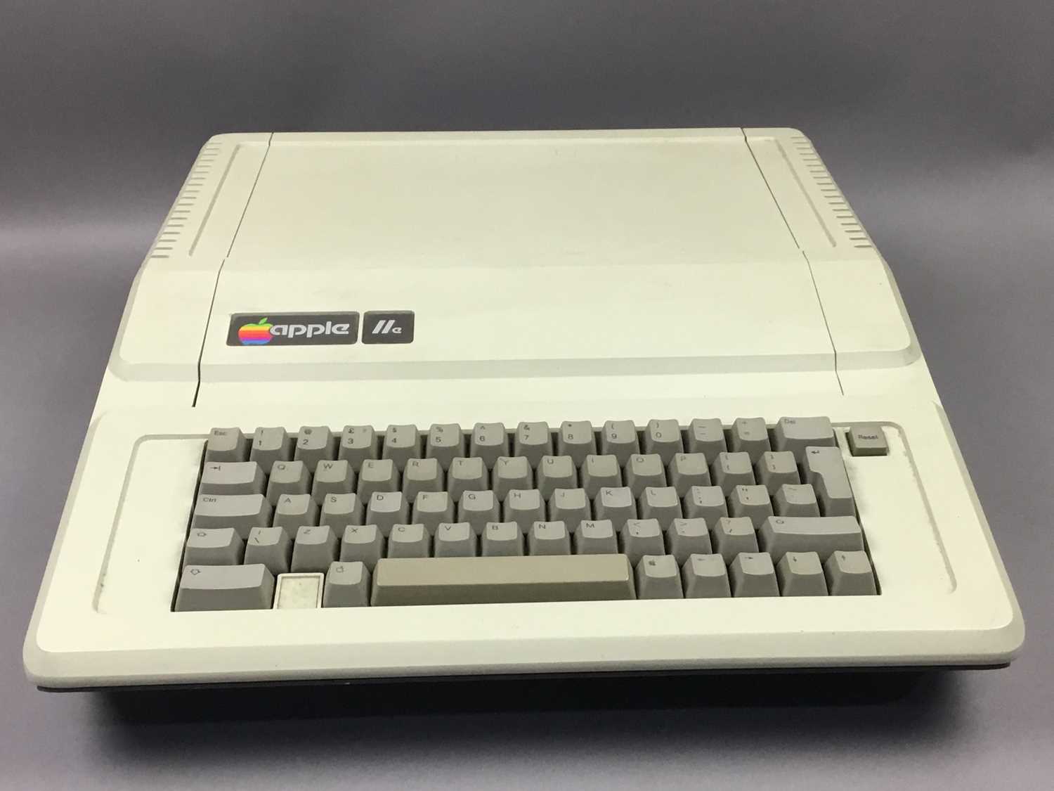 Lot 975 - AN APPLE IIe PERSONAL COMPUTER