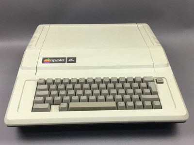 Lot 975A - AN APPLE IIe PERSONAL COMPUTER