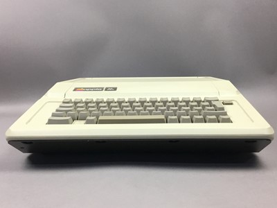 Lot 975 - AN APPLE IIe PERSONAL COMPUTER