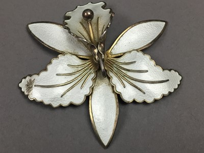 Lot 194 - A LOT OF VINTAGE JEWELLERY