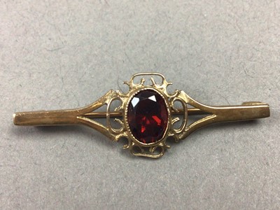 Lot 272 - A NINE CARAT GOLD BAR BROOCH AND OTHER JEWELLERY