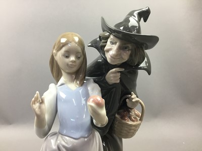 Lot 316 - A LLADRO FIGURE OF 'SNOW WHITE WITH APPLE'