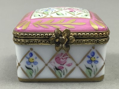 Lot 422 - A LOT OF VARIOUS PILL BOXES