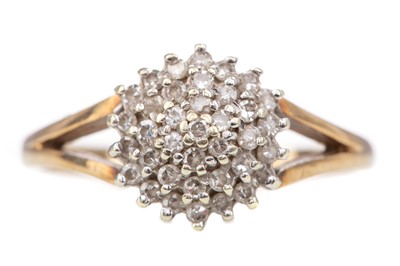 Lot 1200 - A DIAMOND CLUSTER RING