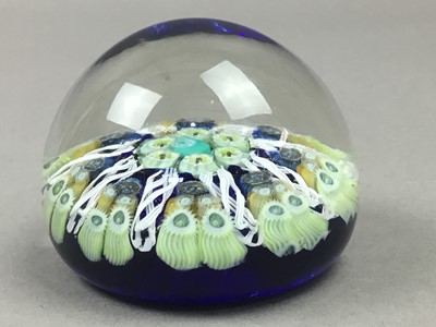 Lot 424 - A VINTAGE GLASS PAPERWEIGHT
