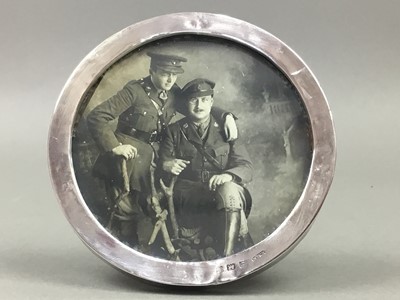 Lot 434 - A SMALL SILVER MOUNTED PHOTOGRAPH FRAME AND A PAIR OF GRAPE SCISSORS