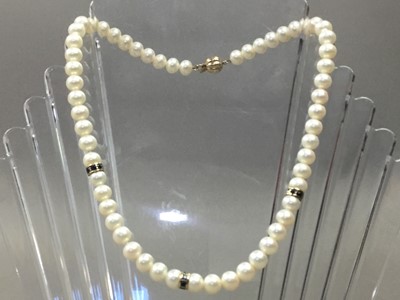 Lot 448 - A NINE CARAT GOLD AND SAPPHIRE COSTUME PEARL NECKLACE