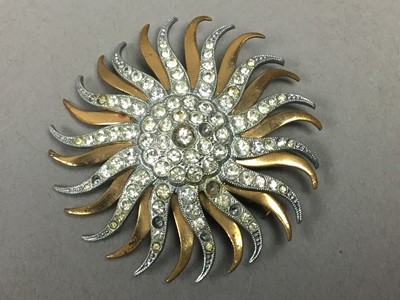 Lot 450 - A GROUP OF COSTUME JEWELLERY