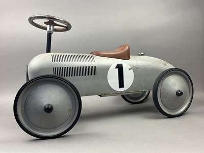 Lot 373 - A RIDE-ON MODEL RACING CAR OF VINTAGE DESIGN