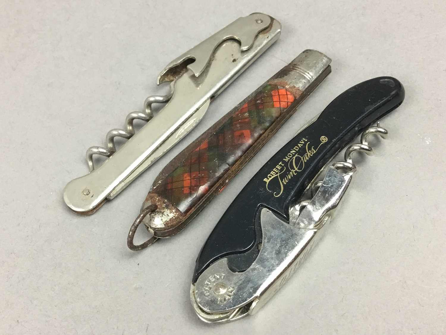 Lot 500 - A COLLECTION OF PEN KNIVES, REPRODUCTION PISTOL AND BOTTLE OPENERS