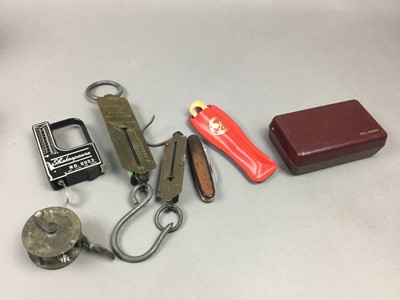 Lot 500 - A COLLECTION OF PEN KNIVES, REPRODUCTION PISTOL AND BOTTLE OPENERS