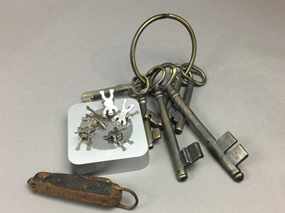 Lot 500 - A COLLECTION OF PEN KNIVES, REPRODUCTION PISTOL AND BOTTLE OPENERS