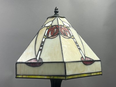 Lot 522 - A REPRODUCTION TIFFANY STYLE TABLE LAMP