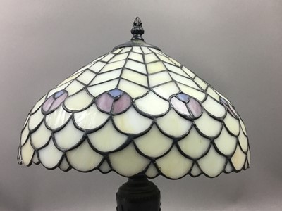 Lot 526 - A REPRODUCTION TIFFANY STYLE TABLE LAMP