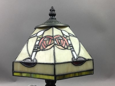 Lot 531 - A REPRODUCTION TIFFANY STYLE TABLE LAMP