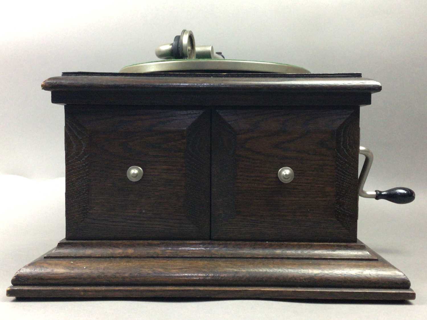 Lot 387 - A 1930S 'HIS MASTER'S VOICE' GRAMAPHONE