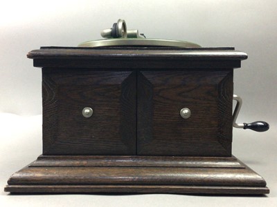 Lot 387 - A 1930S 'HIS MASTER'S VOICE' GRAMAPHONE