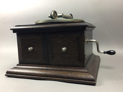 Lot 387 - A 1930S 'HIS MASTER'S VOICE' GRAMAPHONE