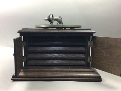 Lot 387 - A 1930S 'HIS MASTER'S VOICE' GRAMAPHONE