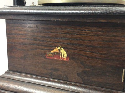 Lot 387 - A 1930S 'HIS MASTER'S VOICE' GRAMAPHONE