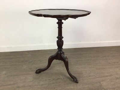 Lot 555 - A MAHOGANY TILT TOP TABLE