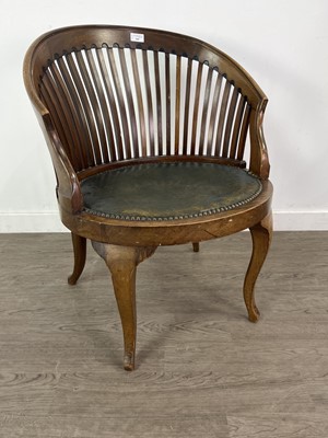Lot 565 - A MAHOGANY TUB CHAIR