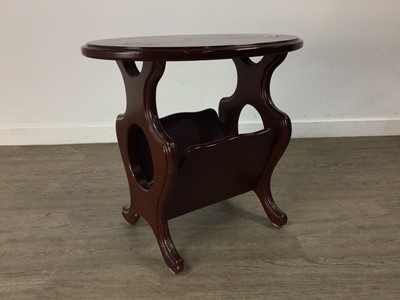 Lot 550 - A MAHOGANY OCCASIONAL TABLE AND A PLANT STAND