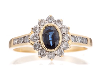 Lot 418 - SAPPHIRE AND DIAMOND RING