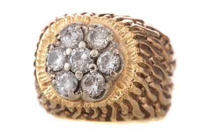 Lot 652 - DIAMOND GYPSY RING