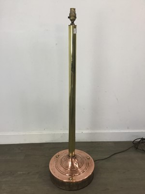 Lot 618 - AN EARLY 20TH CENTURY BRASS AND COPPER STANDARD LAMP