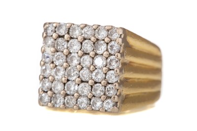 Lot 653 - DIAMOND SIGNET RING