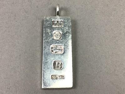 Lot 627 - A GROUP OF SILVER AND OTHER JEWELLERY
