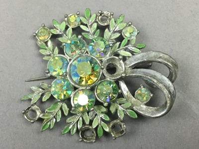 Lot 632 - A COLLECTION OF COSTUME JEWELLERY
