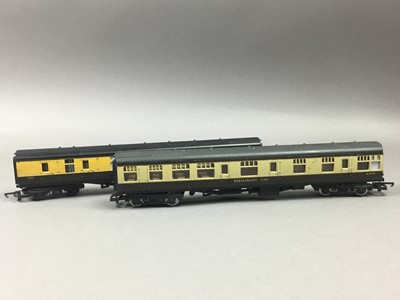 Lot 737 - A LOT OF HORNBY MODEL RAILWAY ITEMS