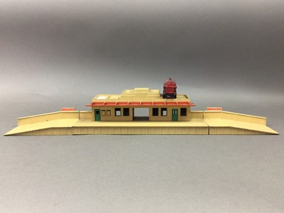 Lot 757 - A HORNBY 00 GAUGE STATION