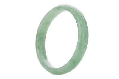 Lot 425 - GREEN HARDSTONE BANGLE