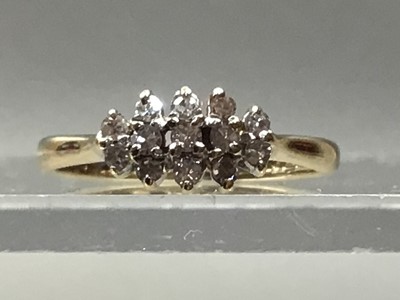 Lot 3 - A DIAMOND CLUSTER RING