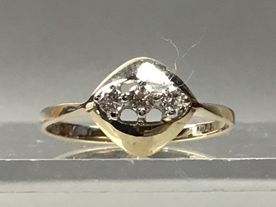 Lot 4 - A DIAMOND THREE STONE RING