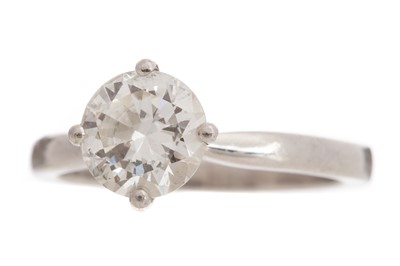 Lot 433 - DIAMOND SOLITAIRE RING