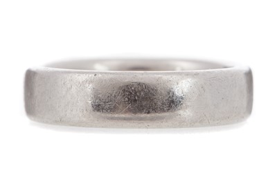 Lot 435 - PLATINUM WEDDING BAND