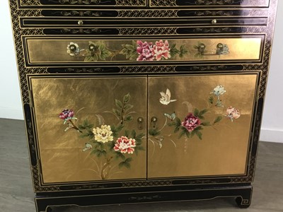 Lot 424 - A SUITE OF VINTAGE CHINOISERIE FURNITURE