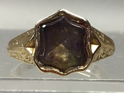 Lot 43 - A GEM SET SIGNET RING